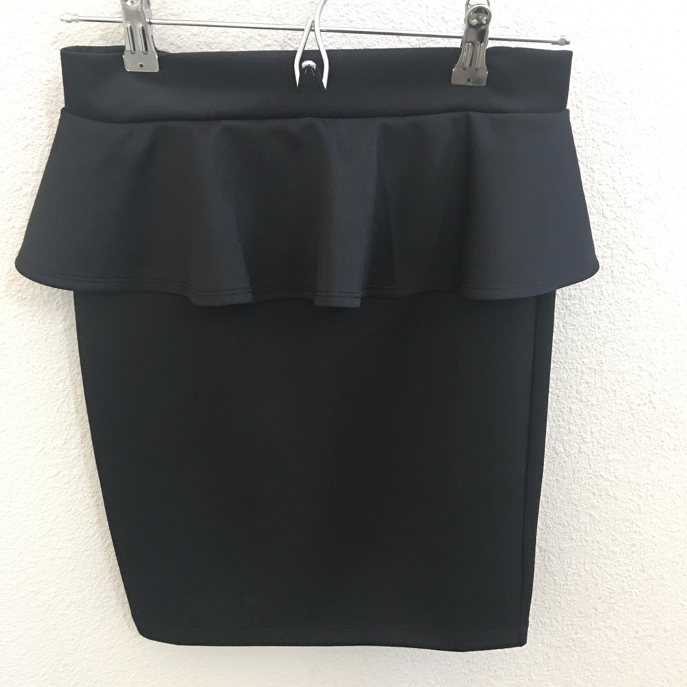 ❤️NWT Timing Black peplum skirt